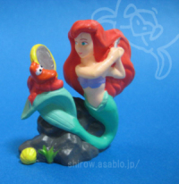 PVC Figurine/LITTLE MERMAID Brushing Ariel on the Rock with Sebastian i1989jby apllause